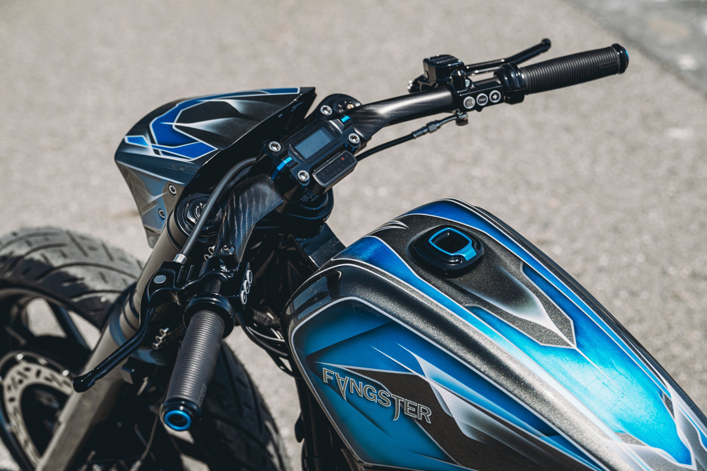 ロードバイクに着想を得た操縦系統
